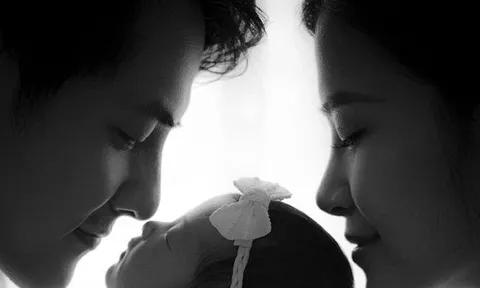 Đông Nhi khoe cận gương mặt con gái Winnie